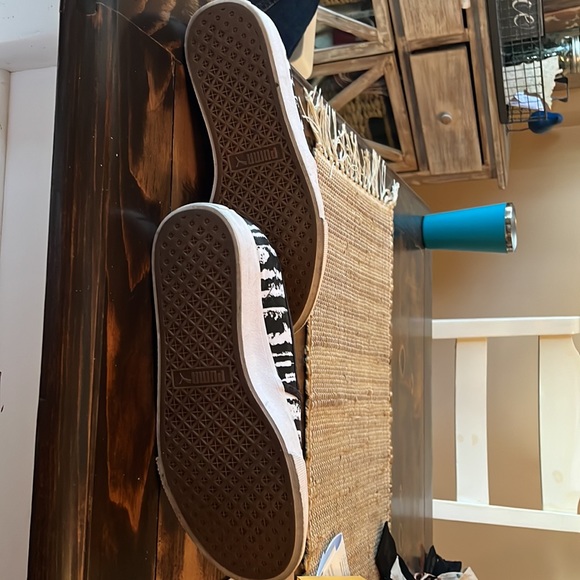 Womens Puma back an white slip on sneakers. - Picture 5 of 6